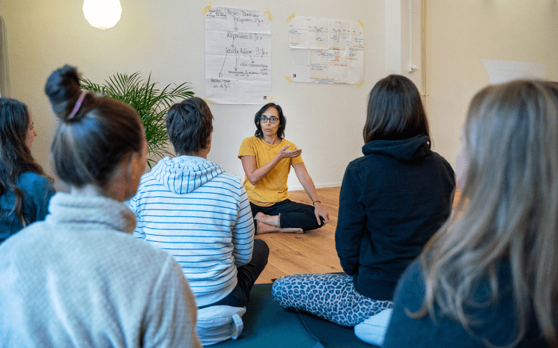 Angela Wagner im Austausch mit Studierenden der Lotos Yoga Ausbildung